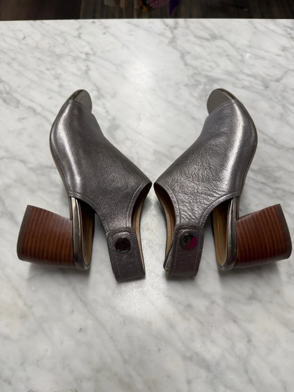 Vionic Valencia Leather Sandal in Metallic Gray Size US6